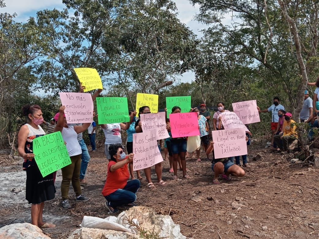 Los inconformes marcharon hasta el Palacio Municipal lanzando consignas contra la Comuna