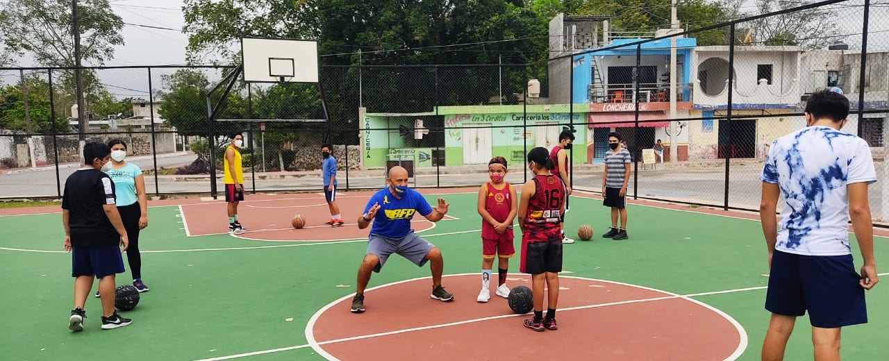 Edwin 'El Pajarito' Sánchez lleva a cabo clase de baloncesto en Tizimín