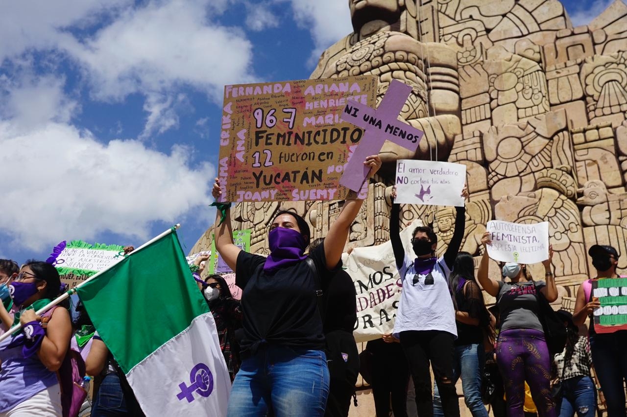 Derriban valla en Monumento a la Patria y ponen bandera por manifestación de mujeres: EN VIVO