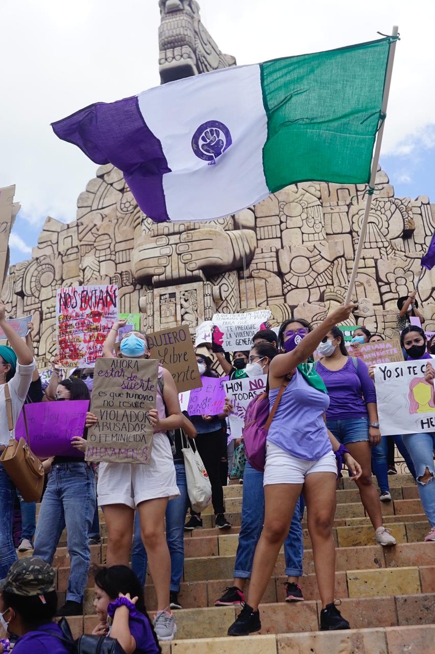 Feministas hacen marcha del 8M en Mérida: VIDEO