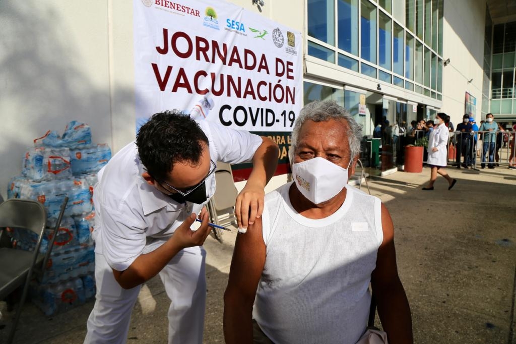 Inicia vacunación de adultos mayores contra COVID-19 en Playa del Carmen