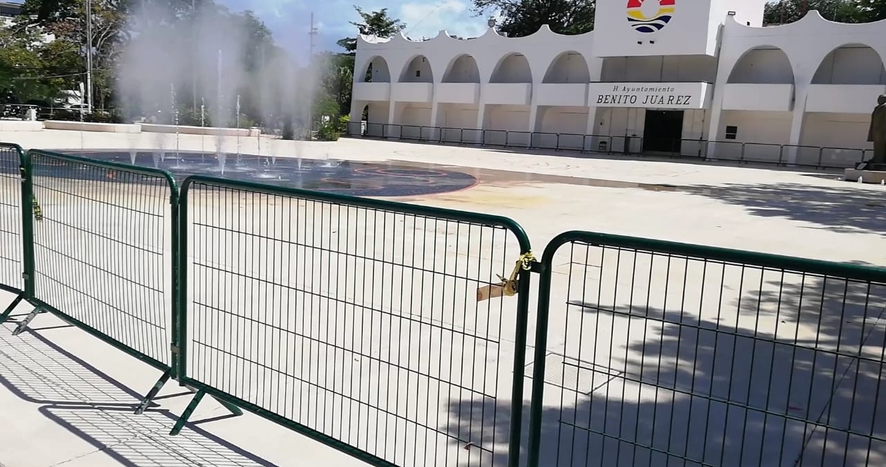 Colocan vallas para proteger el Palacio Municipal de Cancún por marchas del 8M: VIDEO