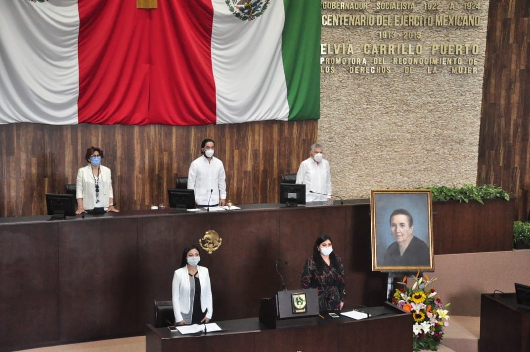 Julia Pacheco recibe reconocimiento en Congreso del Estado de Yucatán