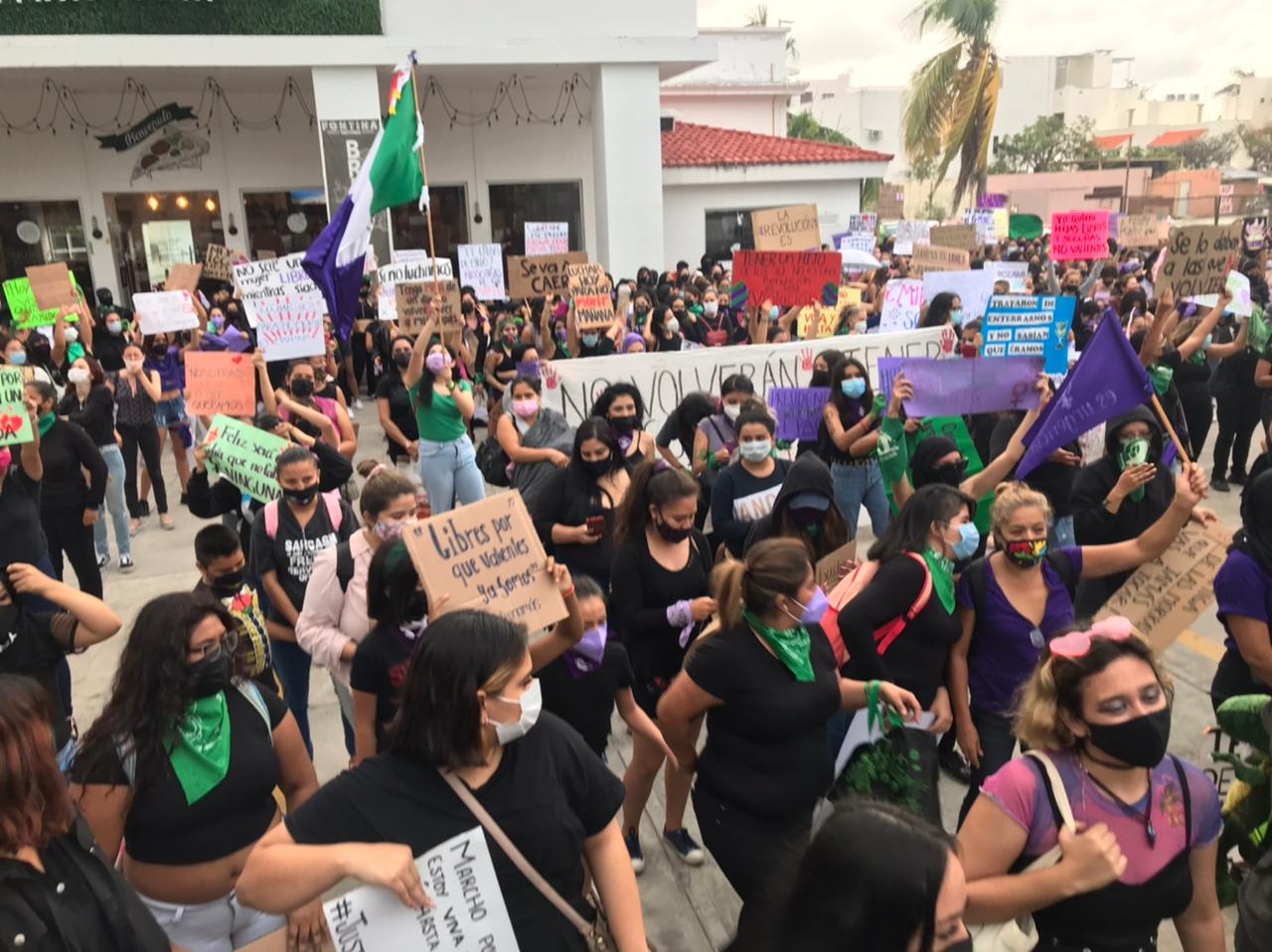 El colectivo se dio lugar enfrente del Teatro de Cancún