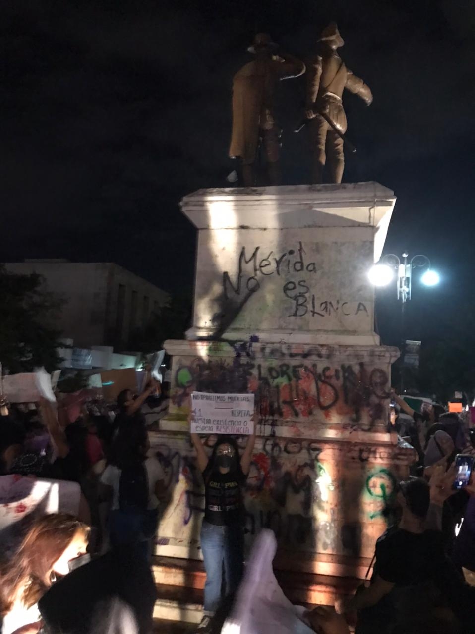 #8M2021 manifestantes pintan el Monumento a los Montejo en Mérida: VIDEO