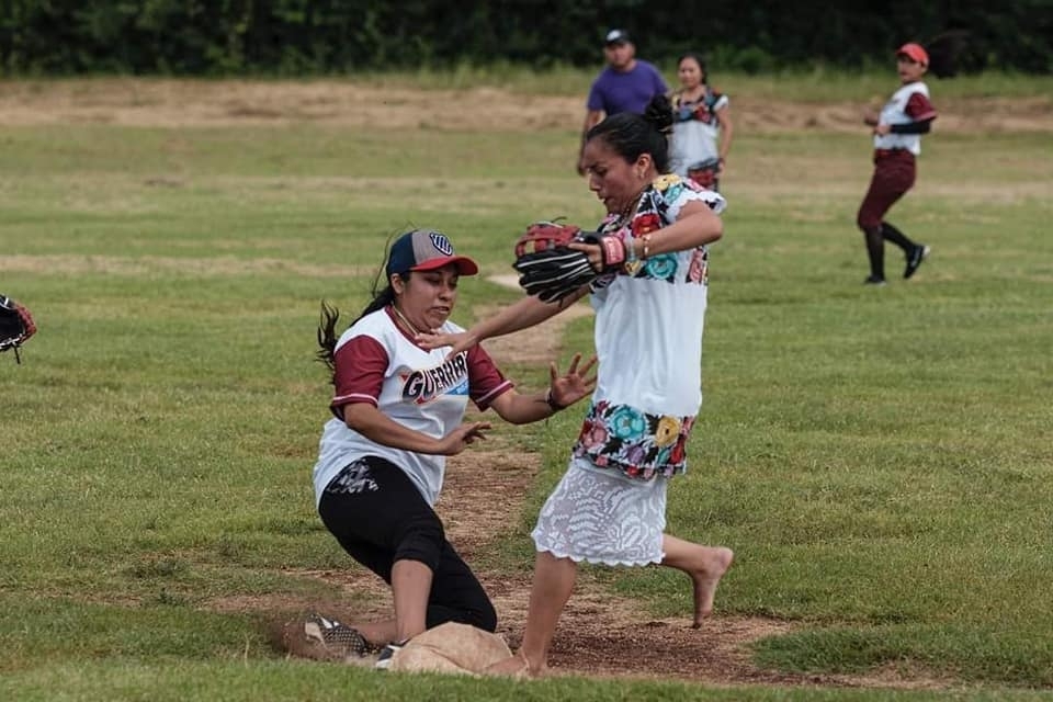 Reconocen al equipo femenil de softbol 'Las Diablillas' de Tulum