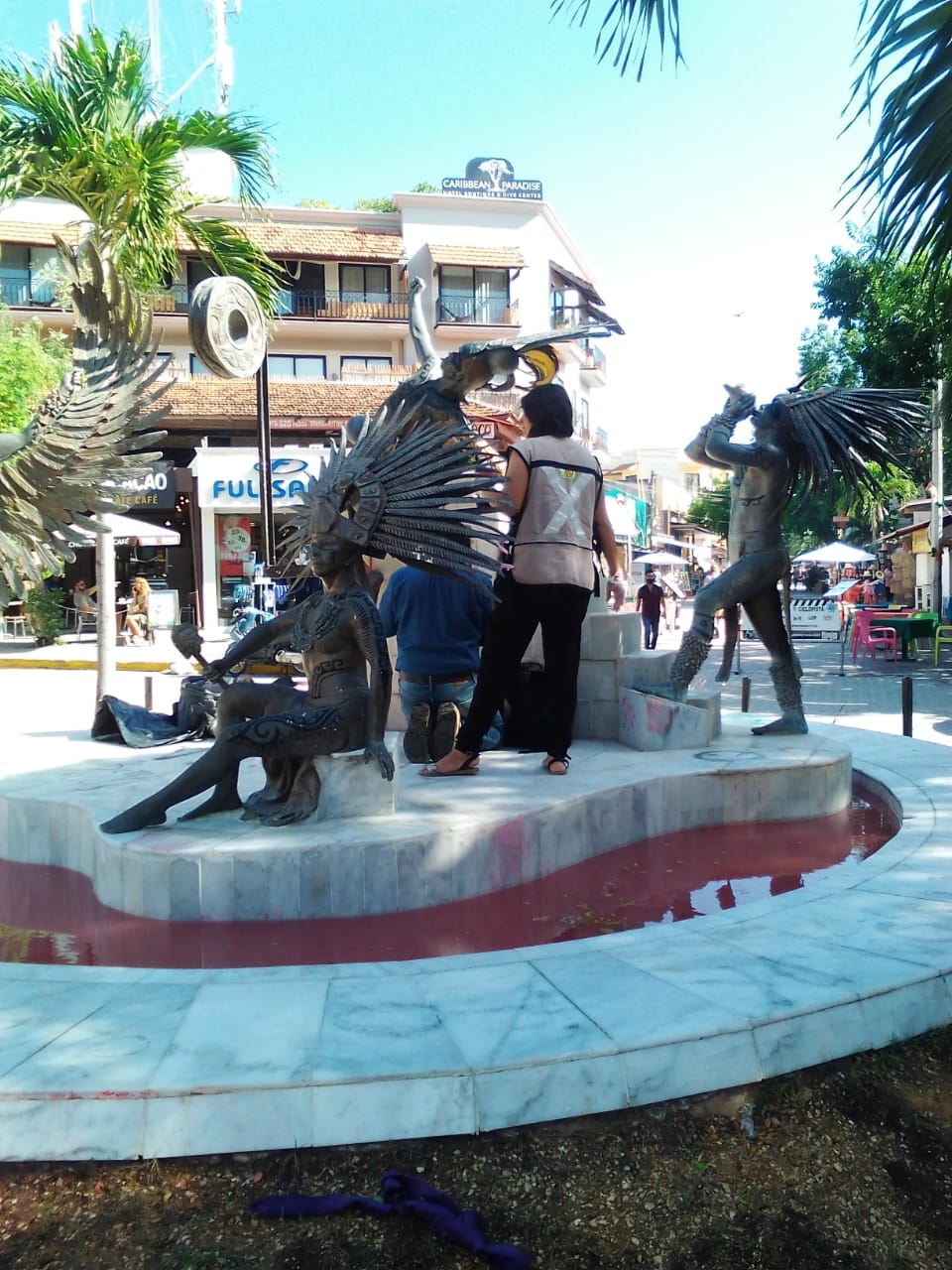 Restauran la 'Fuente del Danzante' en Playa del Carmen tras pintas del 8M