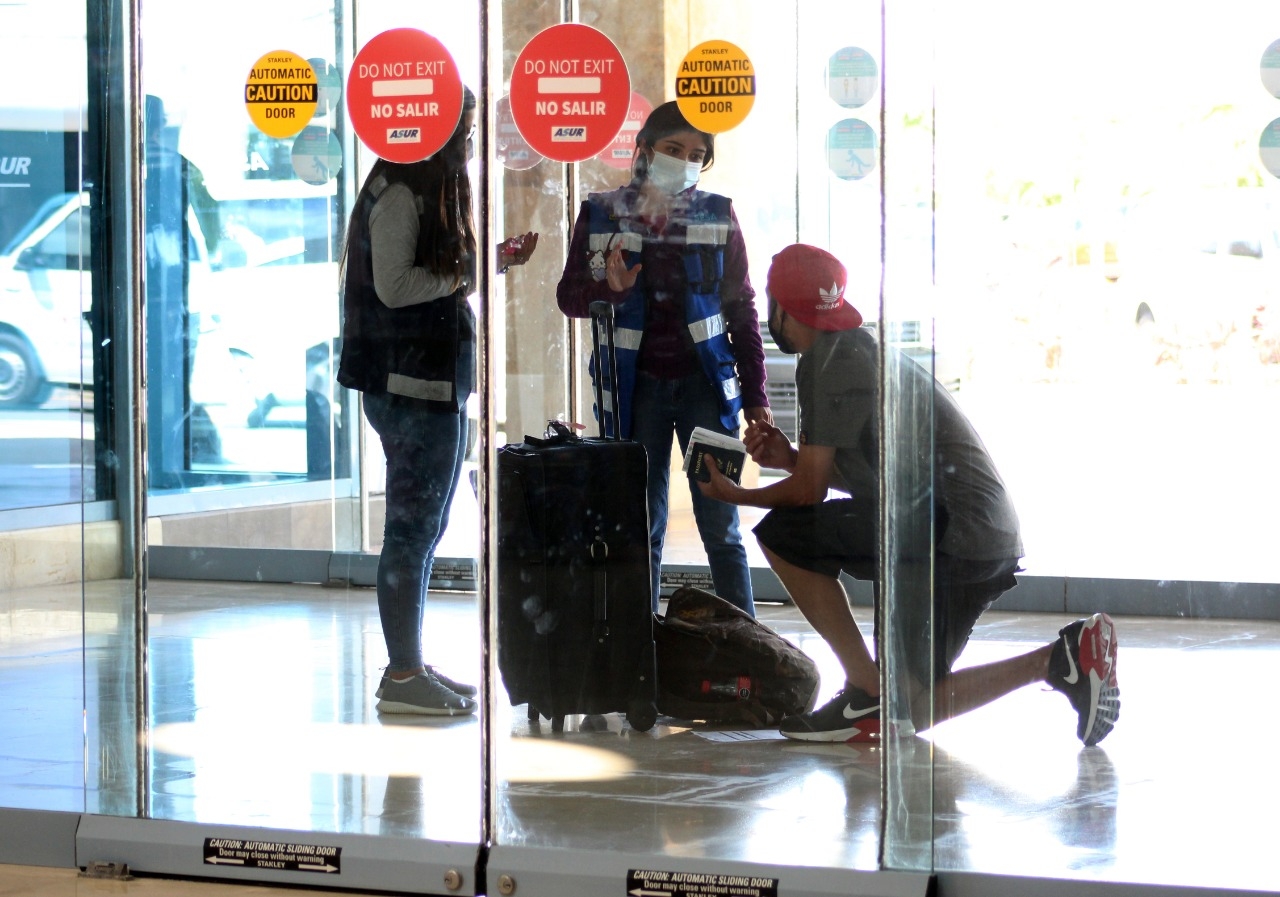 Turista queda varado en aeropuerto de Cancún tras prueba positiva de COVID-19