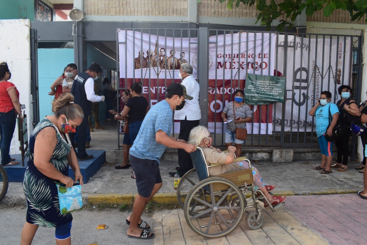 Abuelitos de Mérida intentan colarse para ser vacunados contra COVID-19 en Progreso