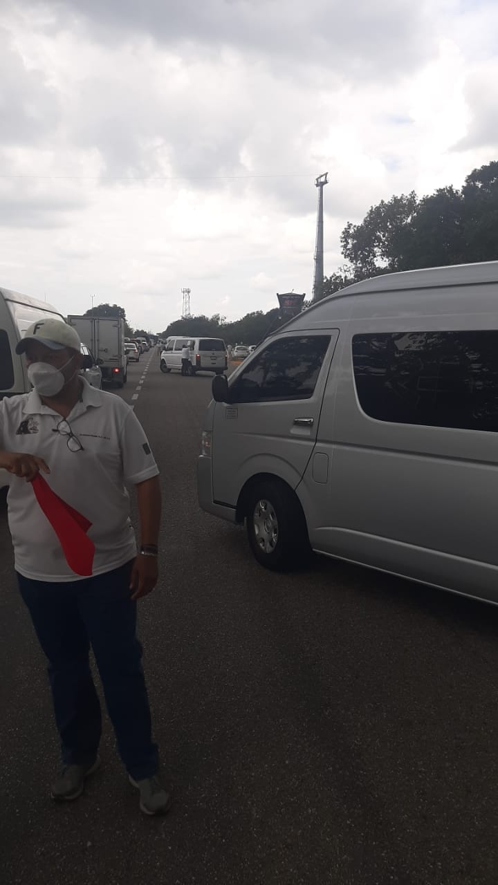 Transportistas denuncian trabajos de reparación detenidos en la carretera Cancún - Playa del Carmen