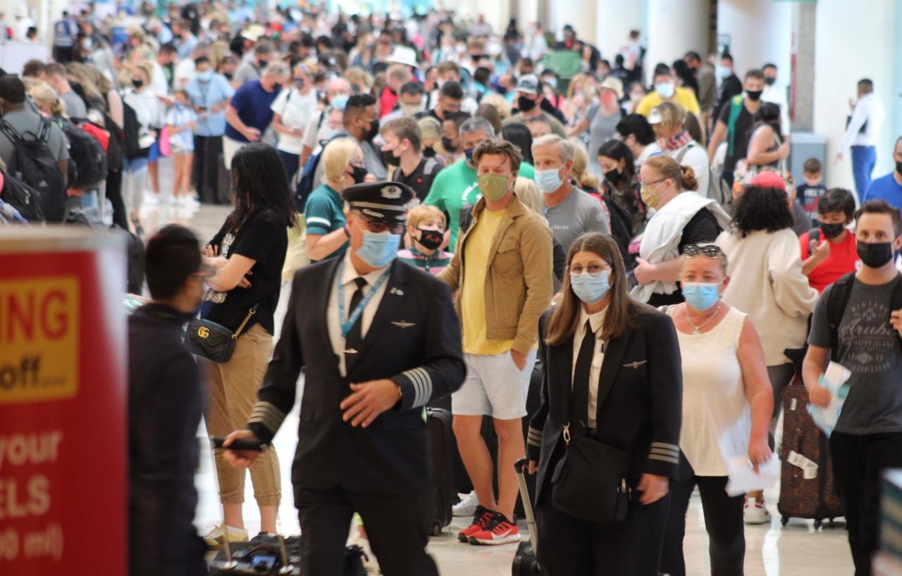 Semana Santa 2021: Turistas hacen fila de hasta 20 minutos en el aeropuerto de Cancún