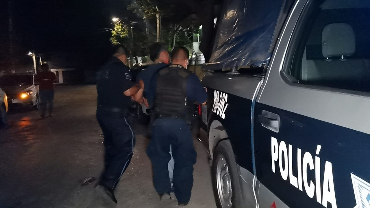 Conductor ebrio provoca 'semaforazo' y choca contra un poste en Ciudad del Carmen