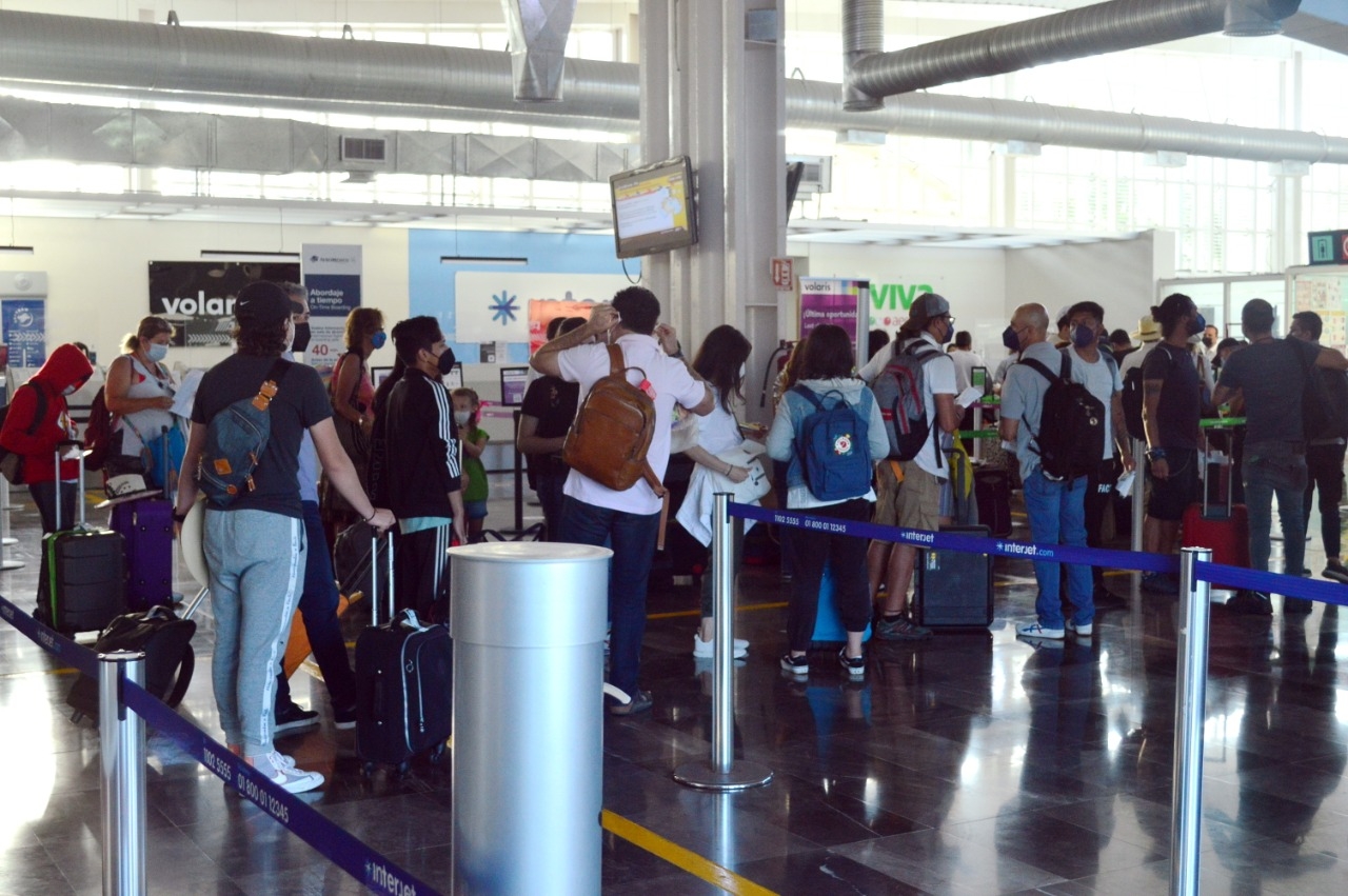 Aeropuerto de Campeche registra aglomeración de pasajeros