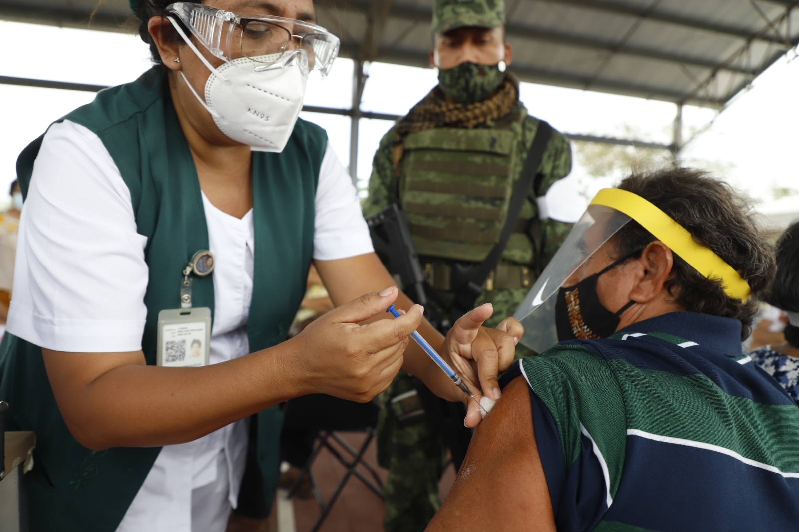 Vacunación contra COVID-19 a abuelitos a punto de terminar en Yucatán