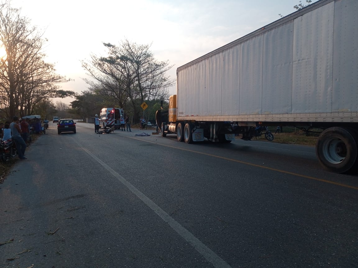 Hombre muere desnudo tras impactarse contra tráiler en la carretera Escárcega - Chetumal