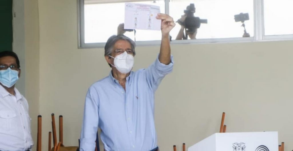 Guillermo Lasso toma ventaja en elecciones presidenciales de Ecuador