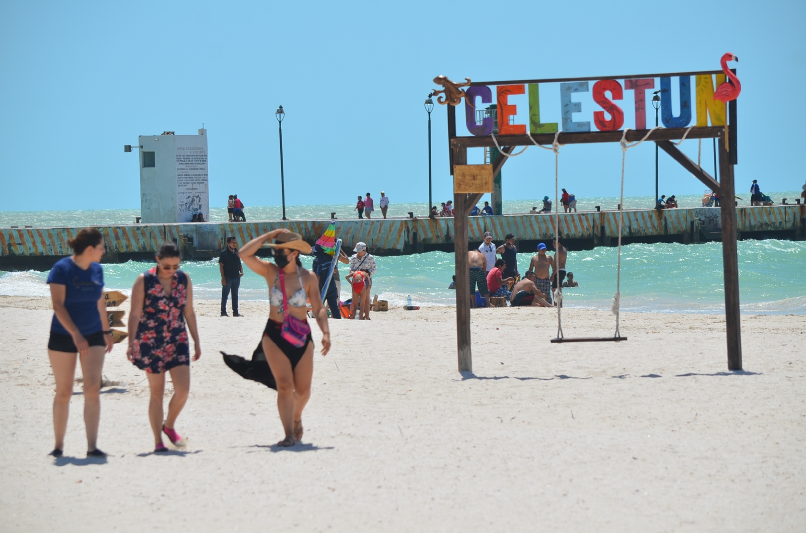Semana Santa: Ante la ola de calor familias abarrotan las playas en Celestún
