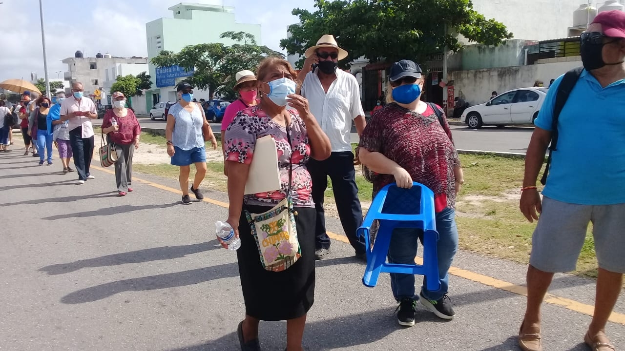 COVID-19: 'Estamos vacunados pero molestos', aseguran abuelitos de Playa del Carmen