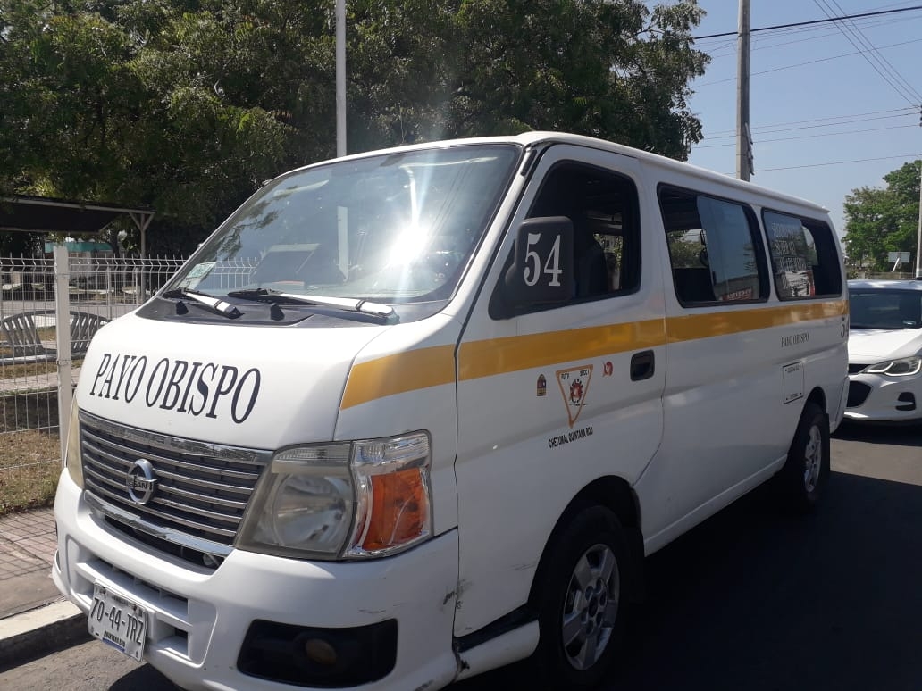 Choque vehicular en la colonia 8 de Octubre de Chetumal deja daños materiales