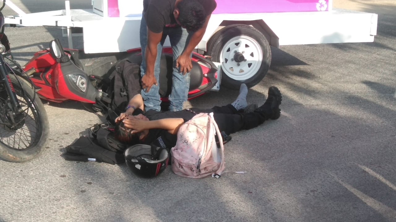 Choque entre dos motociclistas deja lesionada a mujer policía en Chetumal