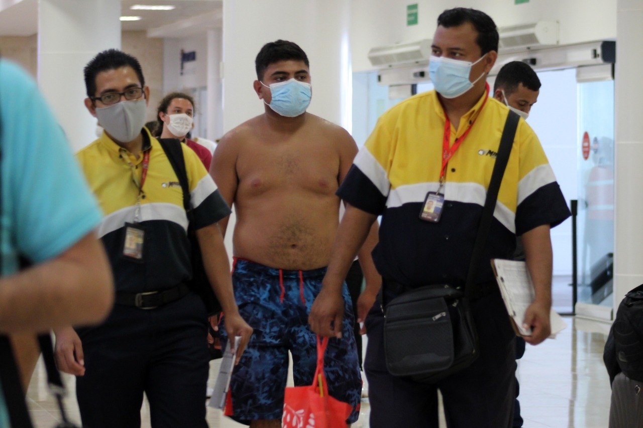 Turista sorprende a viajeros por quemaduras de sol en el aeropuerto de Cancún