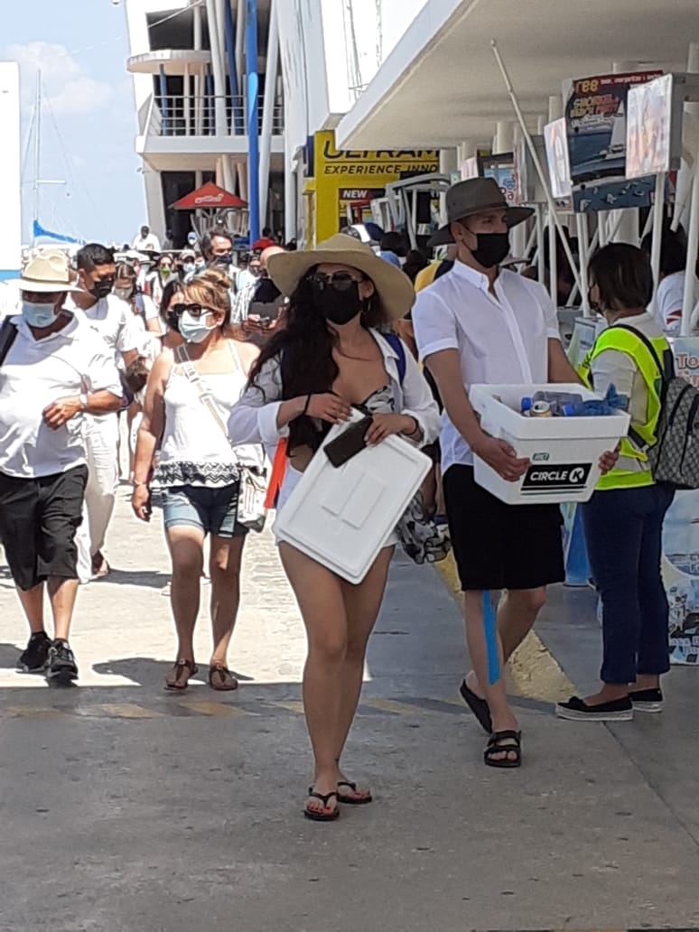 Turistas aprovechan el clima soleado para vacacionar en Cozumel