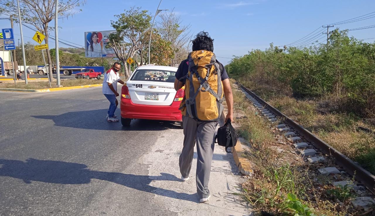 Viajeros prefieren caminar que pagar un taxi en el aeropuerto de Campeche