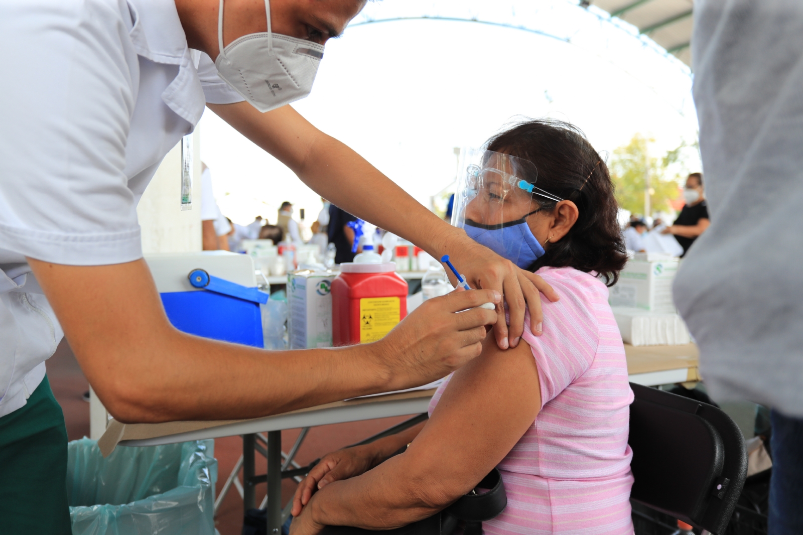 Cancunenses denuncian en redes pésima organización durante jornada de vacunación