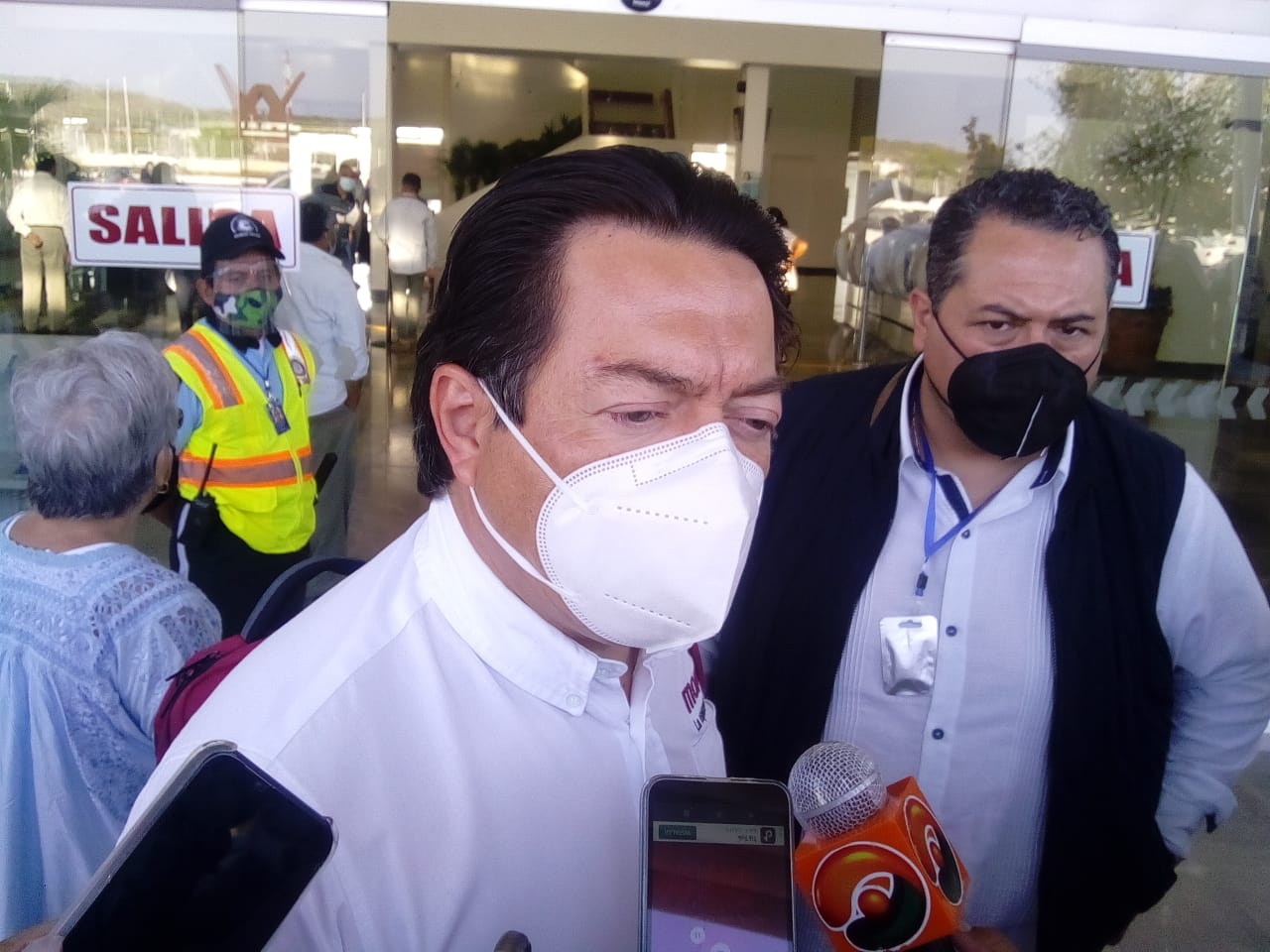 Mario Delgado anuncia impugnación de candidaturas a su arribo a Campeche