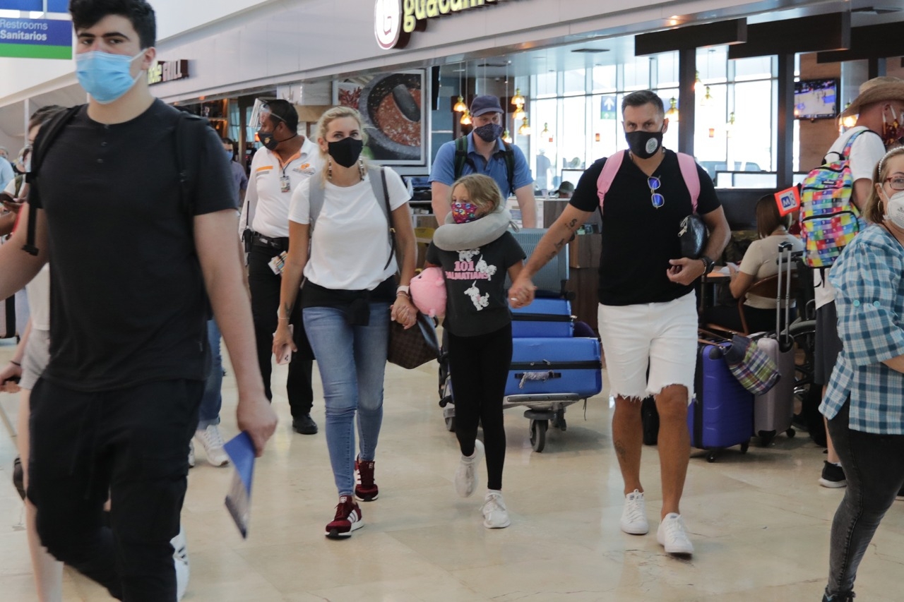 'Chaco' Giménez llegó acompañado al aeropuerto de Cancún