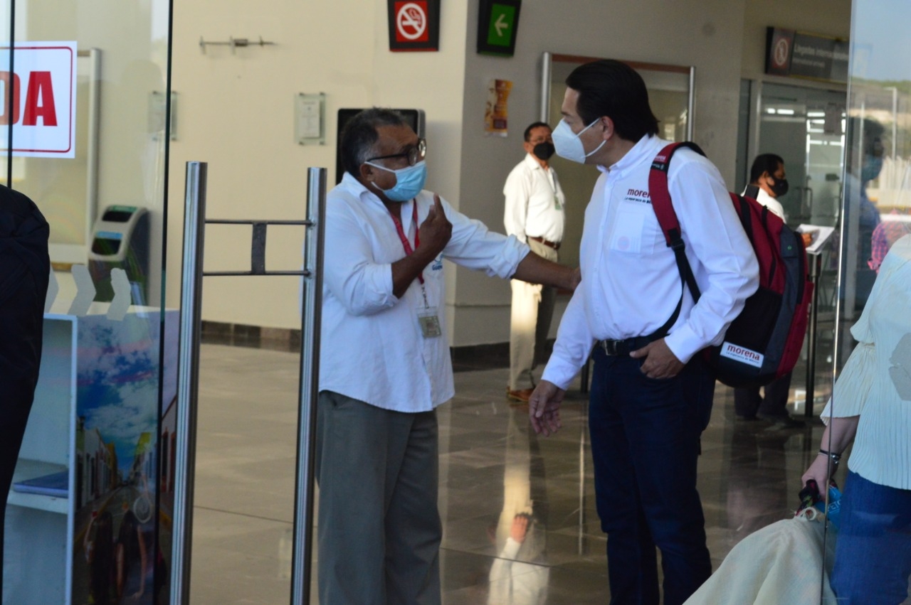 Taxista encara a Mario Delgado en el aeropuerto de Campeche