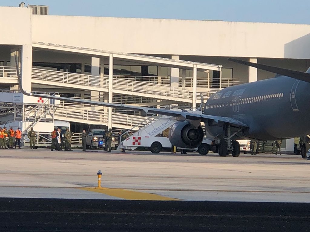 Avión arriba con vacunas contra COVID-19 al aeropuerto de Cancún