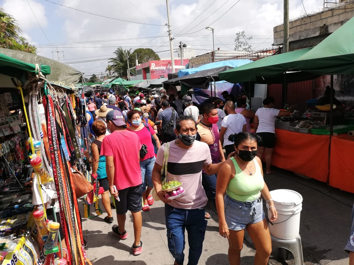 Cancunenses causan aglomeración sin miedo al contagio en tianguis de la Región 100