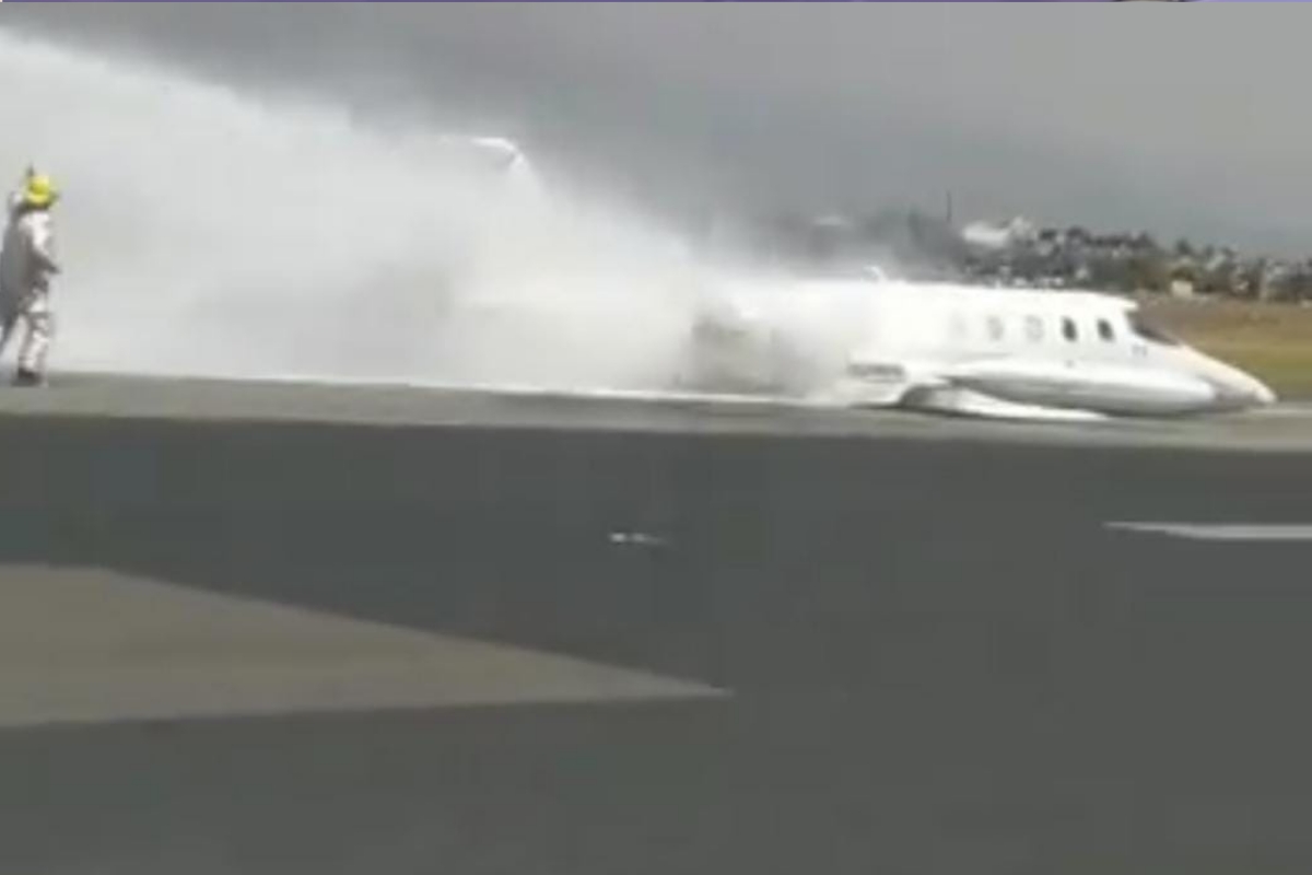 A través de redes sociales se difunde un video en el que se puede ver cómo la avioneta perdió el tren de aterrizaje y quedó recostada sobre la pista de aterrizaje