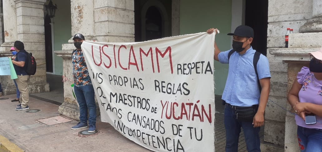 Maestros se manifiestan por falta de plazas en Palacio de Gobierno en Mérida