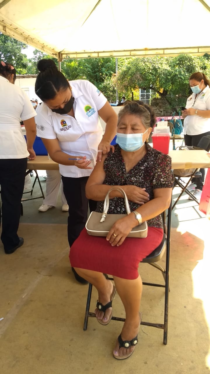 Aplican segunda vacuna contra COVID-19 en adultos mayores en José María Morelos