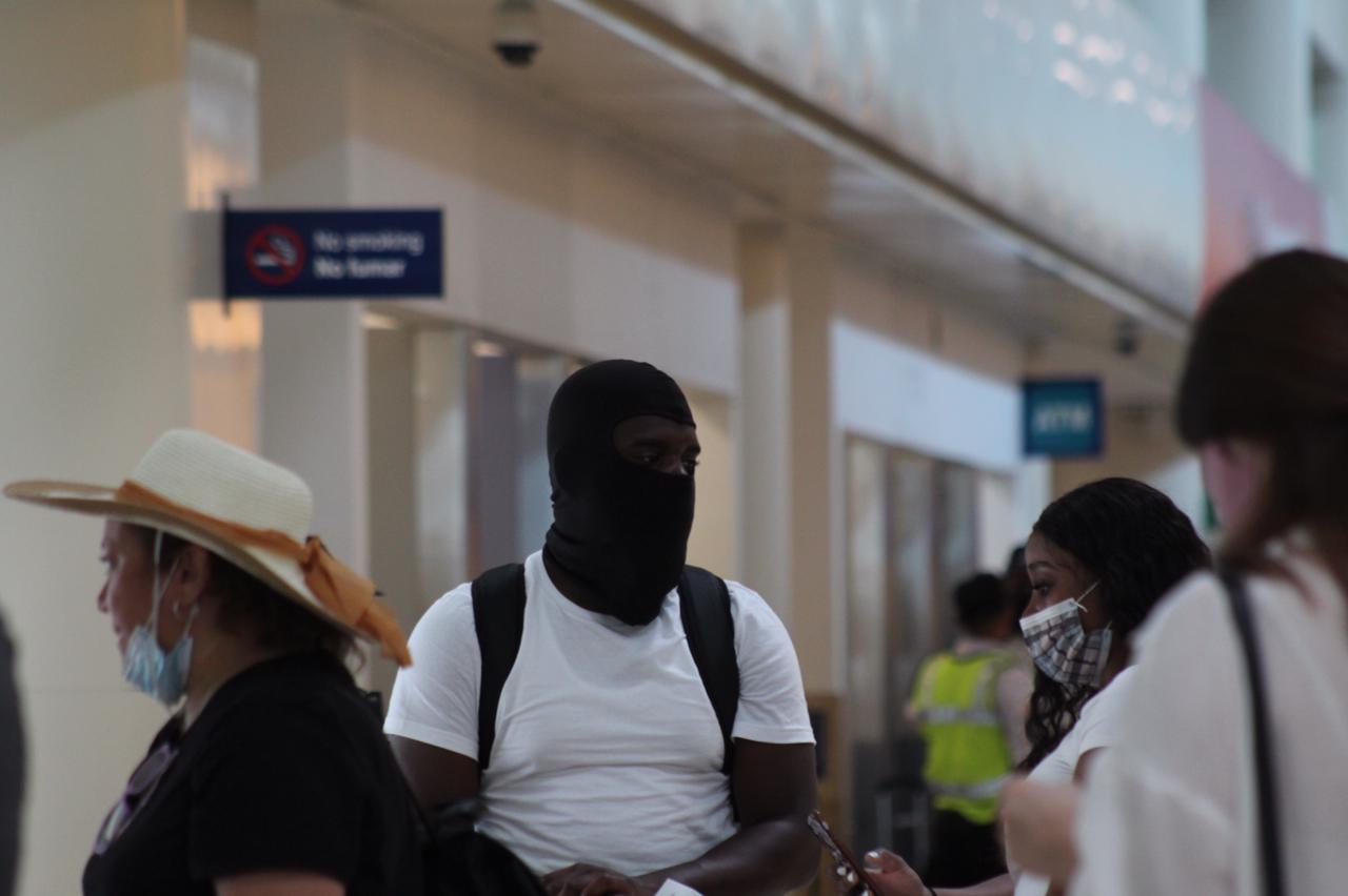 Turista estadounidense se pasea con pasamontañas en el aeropuerto de Cancún