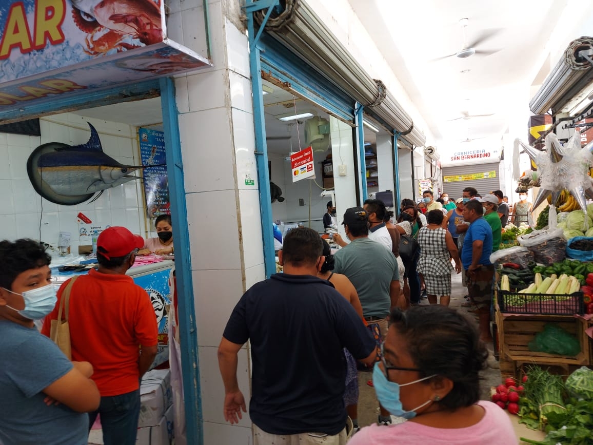 La gente se apresuró a comprar sus pescados y mariscos