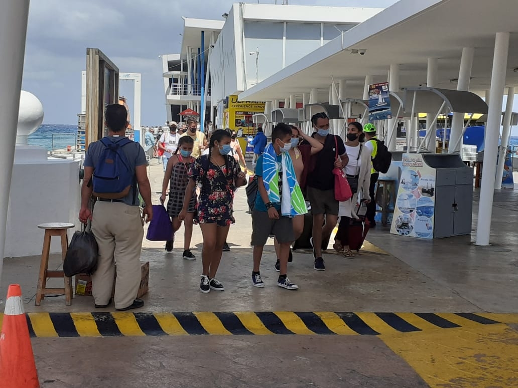 Fuerte oleaje afecta actividades náuticas y cruces de Playa del Carmen-Cozumel