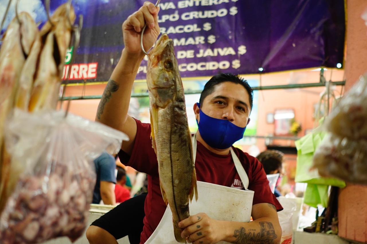 Largas filas en mercados para comprar pescado en Mérida: VIDEO
