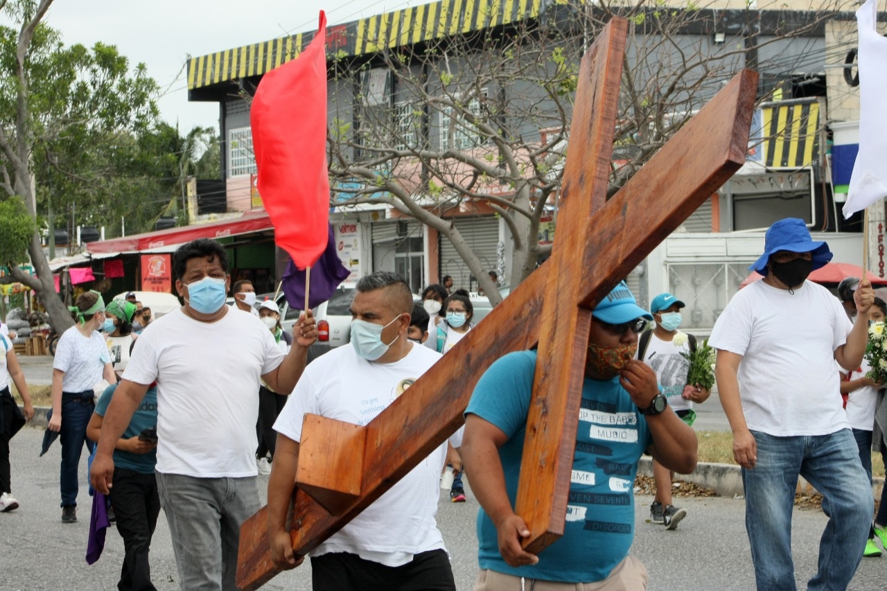 Viernes Santo: Feligreses de Cancún asisten al Viacrucis con los protocolos correspondientes