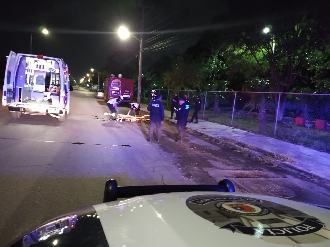 Hallan a hombres salvajemente golpeados en avenida Las Torres de Cancún