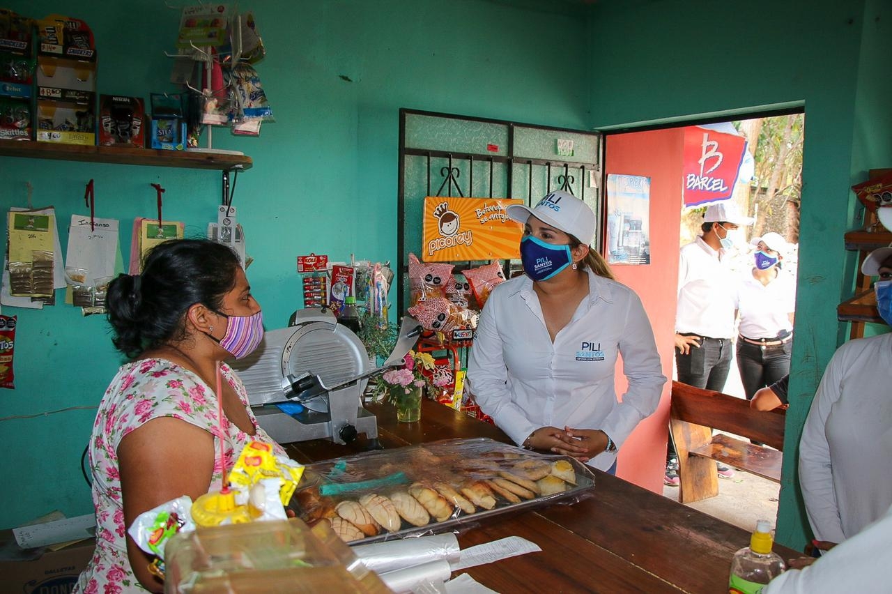 Pili Santos, candidata a diputada local por el Distrito XV, en su visita por el municipio de Tekantó escuchó las demandas de los pobladores, quienes le pidieron más empleos