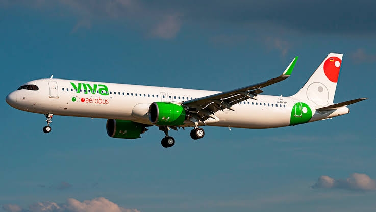 Avión de Viva Aerobus con destino a Cancún aborta despegue por impacto de ave