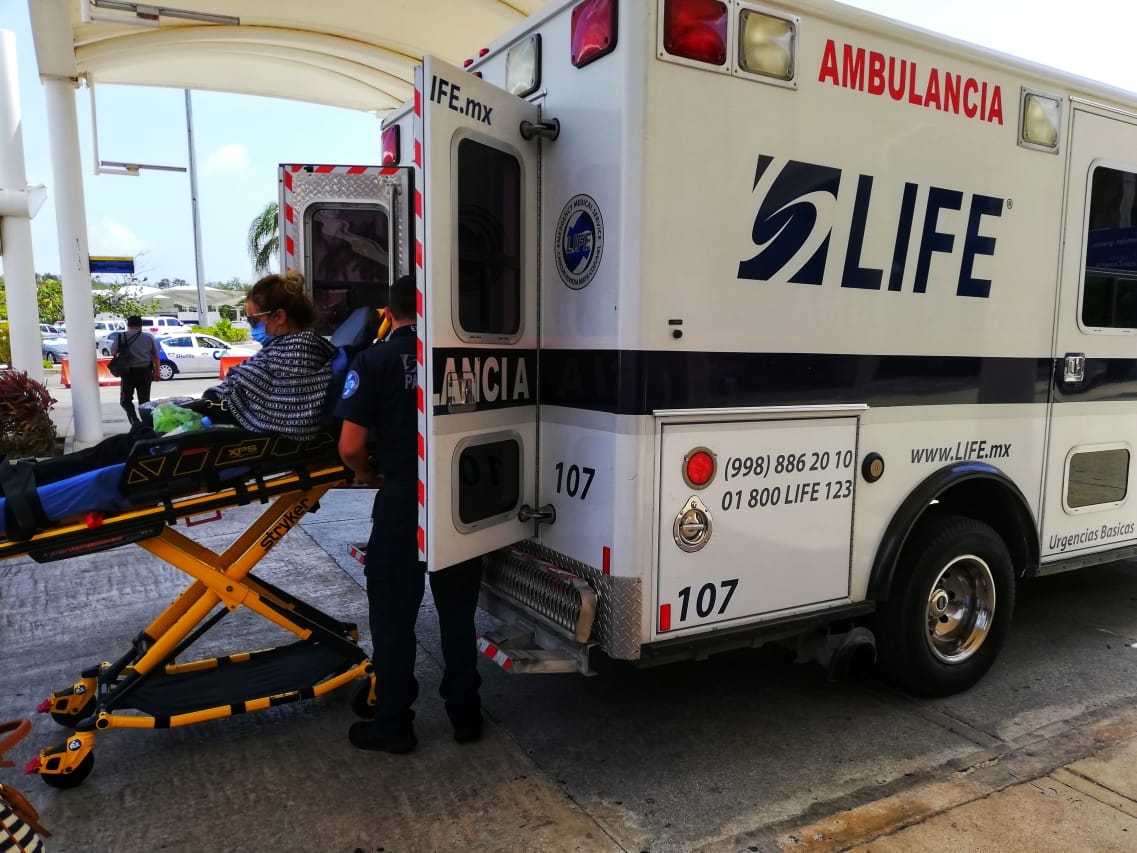 Paramédicos auxilian a turista en el Aeropuerto Internacional de Cancún