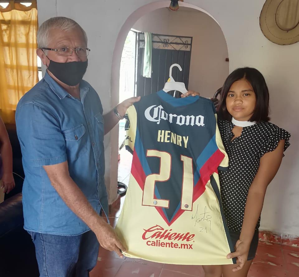 Henry Martín dona playera del América para ayudar a joven de Kanasín