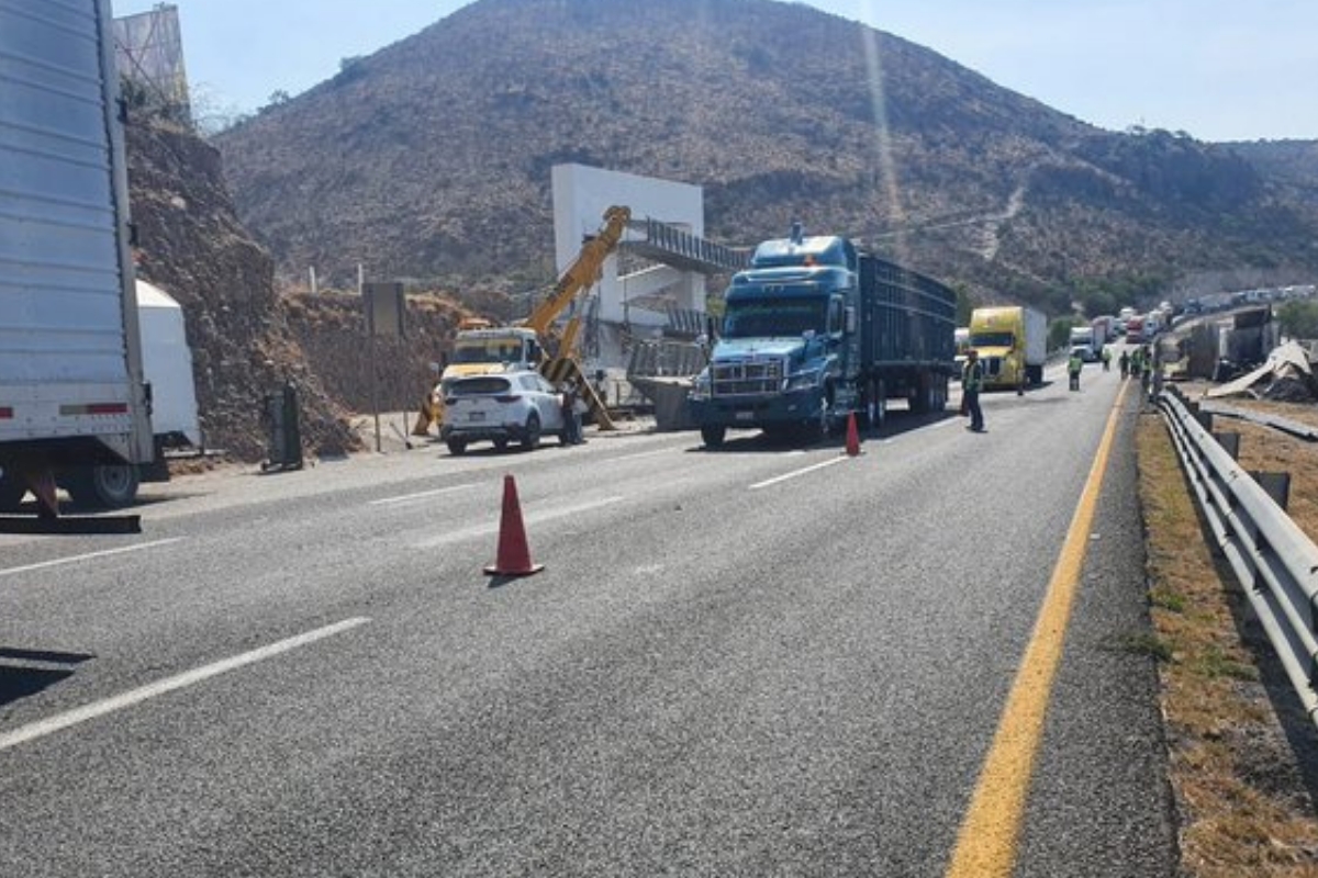 Puente peatonal cae sobre tráiler en la carretera Querétaro-SLP: FOTO
