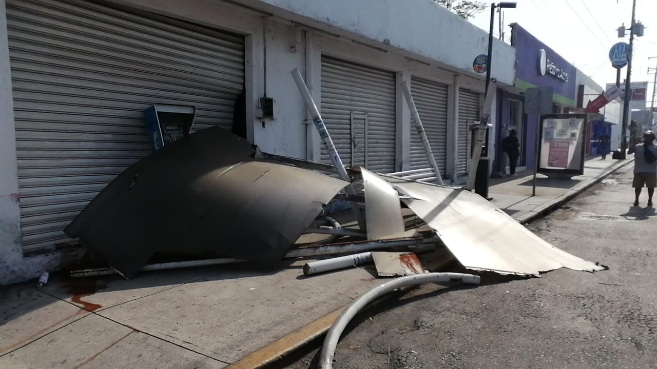 Conductora destroza un paradero de autobuses en Campeche