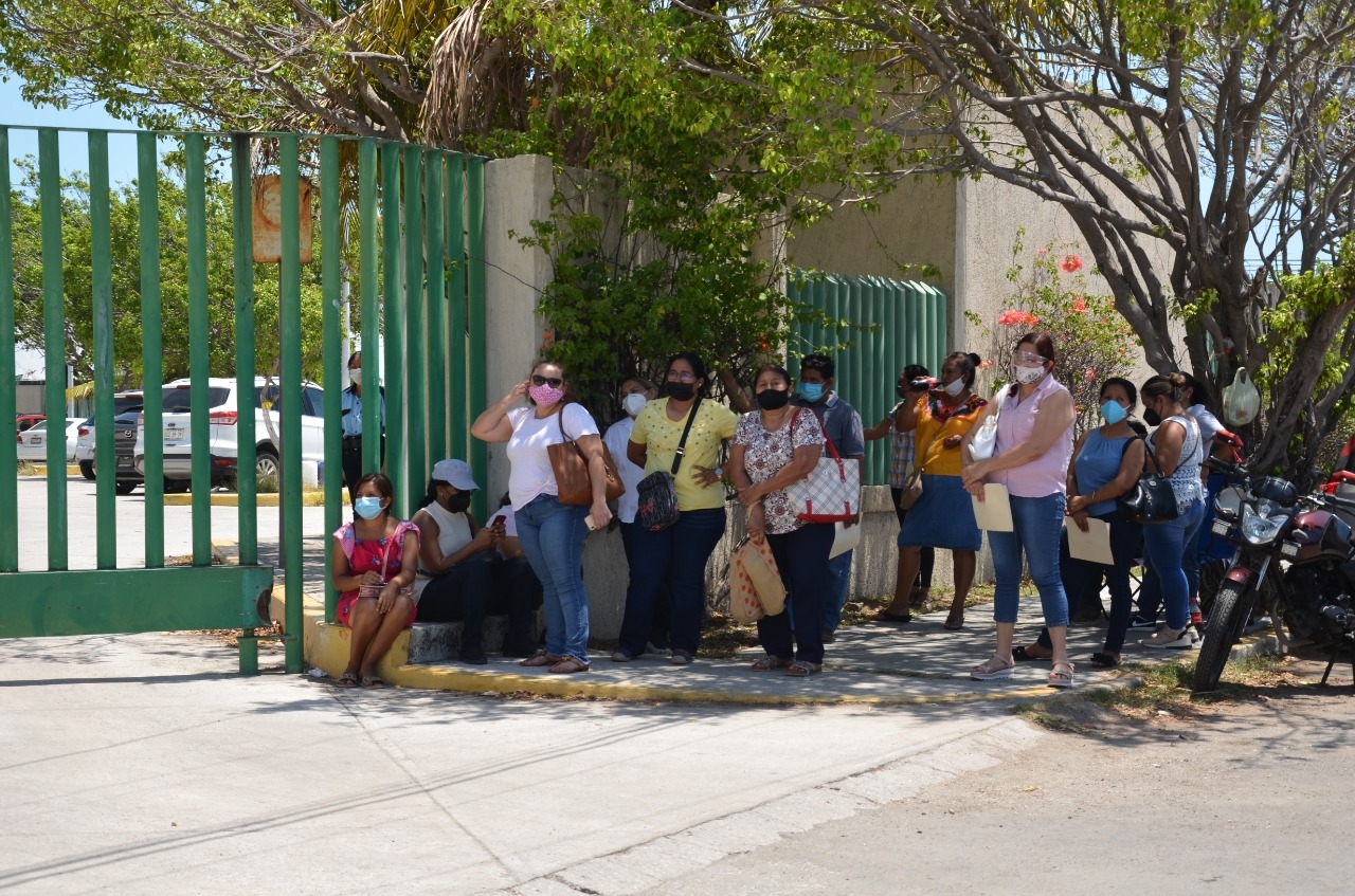 Maestros reciben segunda dosis de COVID-19 en Ciudad del Carmen
