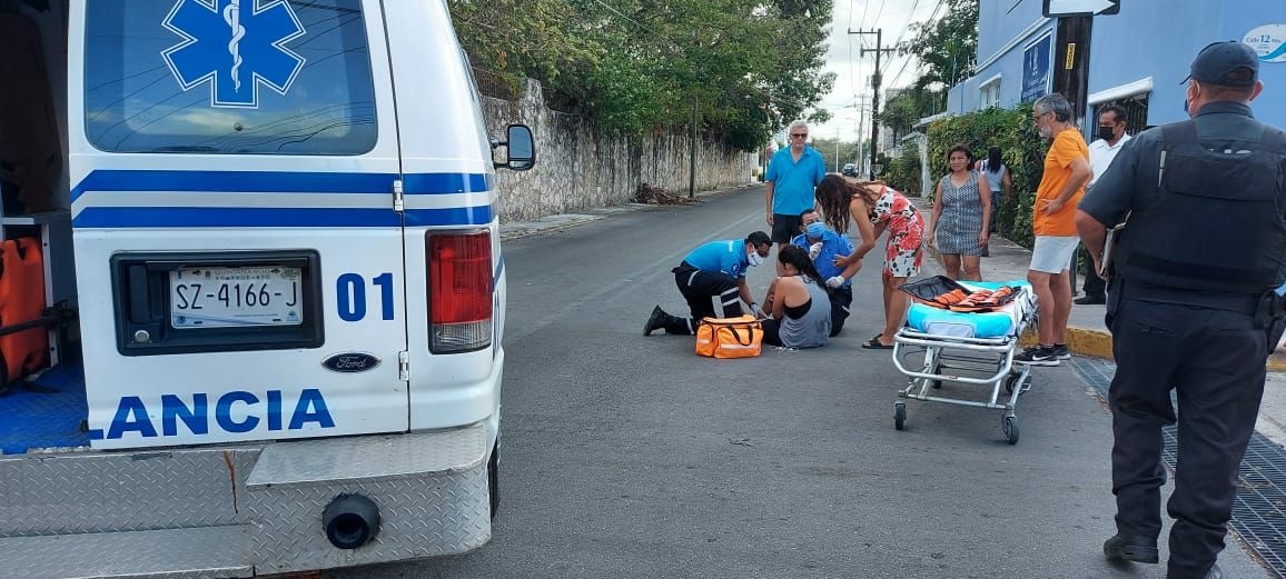 Automóvil atropella a una mujer alemana y le fractura la pierna en Cozumel